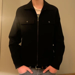 Overshirt mörkblå - Stilig mörkblå Overshirt från märket Riley, den har ett skönt material på insidan och passar perfekt för hösten och våren samt kallare sommardagar. Nypris ca 1200, mitt pris endast 299kr. Hör av er vid minsta frågor eller funderingar