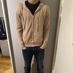 Beige hoodie med dragkedja - Tja, säljer nu en Snygg beige hoodie med dragkedja framtill. Tröjan har inga defekter! 
