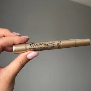 Telescopic Mascara från L'Oréal - Säljer en Telescopic Mascara från L'Oréal i svart. har aldrig öppnat eller använt den här jag råkade köpa fel. Men har lite små repor på utsidan av tuben förmodligen från leveransen 