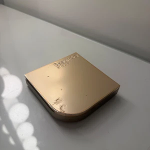 FlashLight Highlighter Ladies Night - Säljer en FlashLight Highlighter i nyansen Ladies Night från Kicks. Denna mjuka highlighter ger en strålande look och är lätt att bygga upp för extra glow. Perfekt för att bli festens höjdpunkt. Kompakt förpackning med spegel. Endast testad. Utsidan är lite smutsig då franslim fastnat nu på 