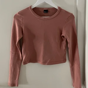 Rosa croppad tröja från Gina Tricot - Säljer en snygg rosa croppad tröja från Gina Tricot. Storlek S skicka för frågor ✨✨
