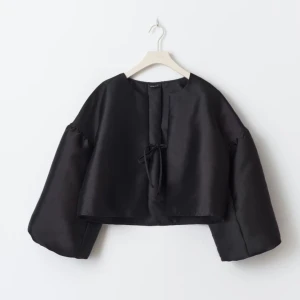 Svart blus  - Elegant svart blus med långa puffärmar och knytband framtill. Blusen har en lös passform och är perfekt för en stilren look. Den är inte använd och prislappen är kvar❤️