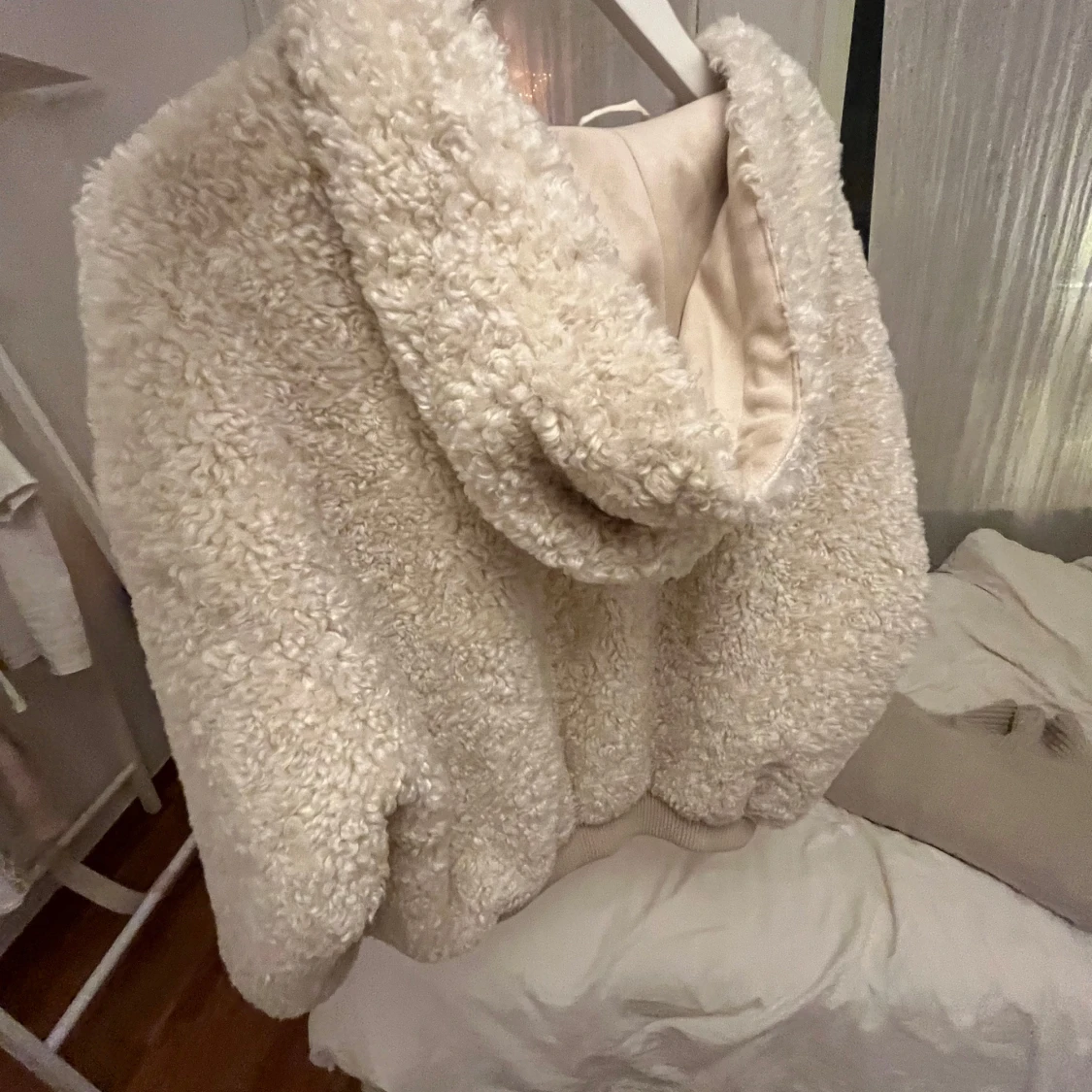 Beige teddyjacka från Zara - 93