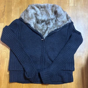 Fodrad Cardigan - Cardigan med päls - Säljer nu en as fet och extremt eftertraktad päls cardigan som blivit mycket populär nu, extremt svåra att hitta överhuvudtaget men denna är i nyskick! Storlek L, men passar garanterat M. Märken som Loro Piana och Rose & Born har liknade varianter men för 10 gånger så mer! Skriv gärna vid frågor🤝