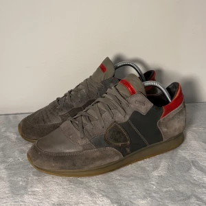 Philippe Model - Säljer nu dessa Philippe model skor. Skick: (7,5/10) storlek:42