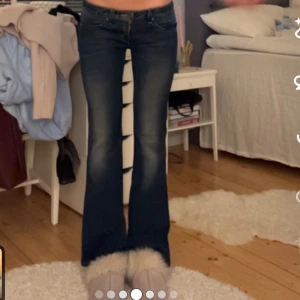 Mörkblå bootcut jeans - Säljer dessa jeansen i storlek xs-s. ❤️