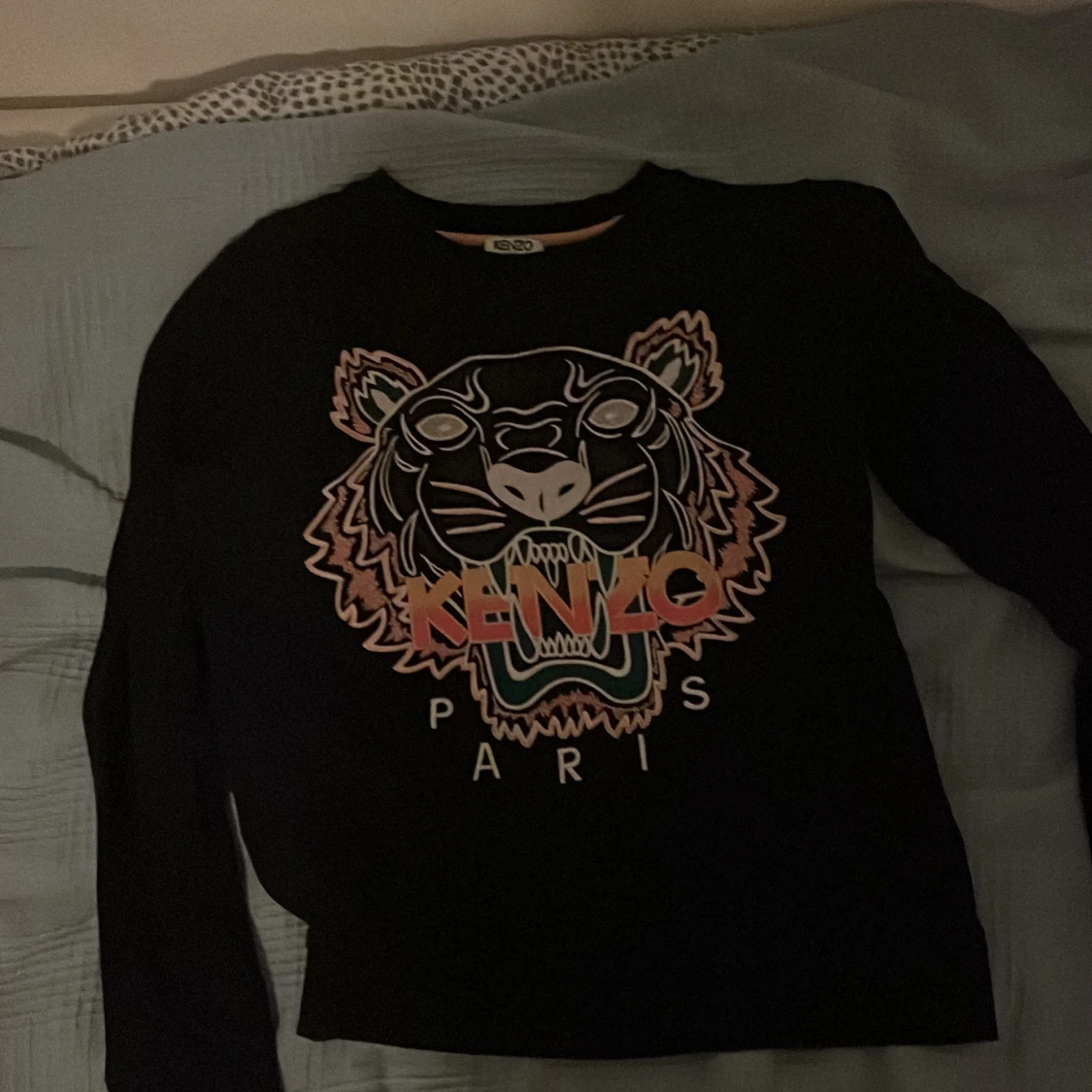 Svart tröja med tigertryck från Kenzo