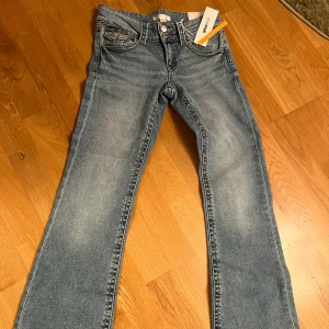 Gina Young jeans  -  Helt nya och oanvända jeans från Gina Young. Storleken är 158. Säljer då de var lite små små för mig. Prislappen är kvar .