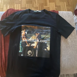 Calvin Klein T-shirt - Jag säljer en riktigt fet Calvin Klein T-shirt som är väldigt limiterad. Passar även M Nypris 1499kr, mitt pris👇priset kan diskuteras såklart!