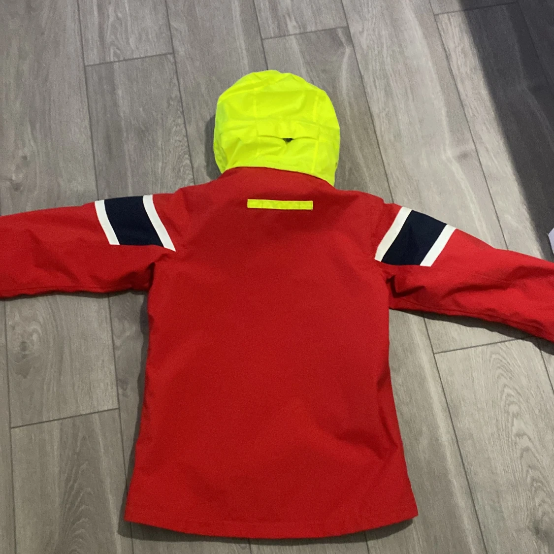 Röd jacka från Helly Hansen salt 2 - 90