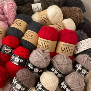 Handstickade Vantar, Mössa, Sockor, Torgvantar🥰 - Alla mina beställningar stickas av Ull-garn 🥰Skriv till mig här för att lägga en beställning på: Lovikka vantar, Tumvantar med tillexempel flätmönster, Mössa, Torgvantar eller varför inte ett par varma Ullsockor. Bara skriv vad som önskas, valfri färg, samt storlek. Det tar ca en till två veckor för mig att sticka sedan skickar jag beställningen så fort jag är klar🤗 Priser Vantar/sockor: Herr- 350kr  Dam-300kr  Barn 150kr ❤️❄️Torgvantar Dam-180kr 🎀 Mössa Herr-200kr Dam-180kr Barn- 100kr 🥰