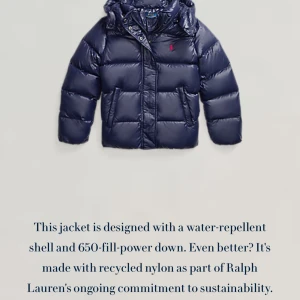 Ralph Lauren jacka -  Jätte fin blå jacka, inga defekter! Kollar på en annan jacka och kollar om många är intresserade för de där! Priset är inte spikat, ge prisförslag☺️Hör av er för egna bilder! Slutsåld överallt! Det är bara att trycka på köp om du inte undrar något! 