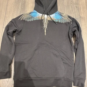 Marcelo burlon hoodie - Säljer en snygg Marcelo burlon hoodie i storlek M passar bra om man är Ca 185, hoodien är i väldigt bra skick, 9/10. Hör av er vid minsta fundering.