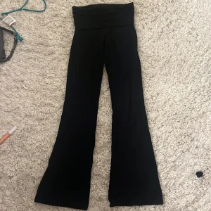 Svarta yoga pants från Gina Tricot - Snygga svarta byxor från Gina Tricot  med bootcut. Supersköna och inte använda speciellt mycket. Dom är i storlek XXS men jag skulle säga mer XS då de är väldigt stretchiga💗