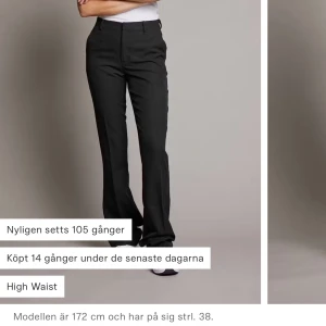 Svarta kostymbyxor - Snygga svarta kostymbyxor med hög midja och bootcut-stil från bikbok. Har aldrig haft på mig den för fick den som present men tyckte inte om den. Så den är helt ny skick. Storlek 38