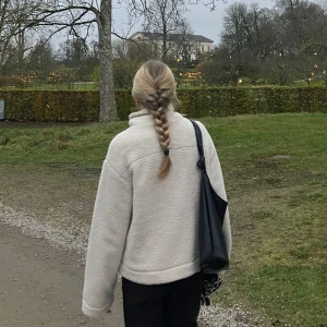 Trendiga ”teddy” jackan  - Jackan från H&M som snabbs såldes ut, använd fåtal gånger storlek M. 