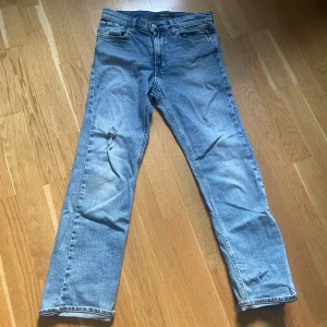 Replay Thad  jeans  - Jag säljer replay byxor i färgen ljusblå, det är ett hål på ena knät därav det billiga priset. Storleken är 152 för barn.