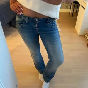 Ltb jeans - Lågmidjade blåa jeans från Ltb, storlek 27/32 och passar mig som är 170. Nypris 999kr och jag säljer för 550kr. Använda fåtal gånger. Lånade bilder. 