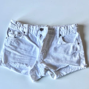 Korta vita shorts ifrån Gina -  Säljer coola shorts ifrån Gina Tricot 