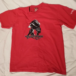 Röd t-shirt med Graffiti motiv  - Schysst tshirt med ett graffiti motiv i fint skick!