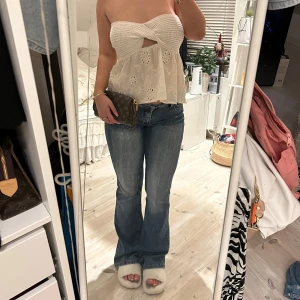 Off shoulder topp - Super söt stickad topp med lite Cut out där framme, så snygg! Aldrig använd, toppen va sönder när jag fick den! Kolla bild! ❤️🥰liknar den från Zara