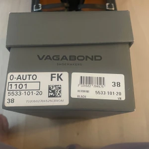 Svarta spetsiga skor från Vagabond - Vagabond Hermine Snygga svarta skor från Vagabond med spetsig tå och tre dekorativa spännen. Skorna har en elegant design med remmar och är perfekta för en stilren look.