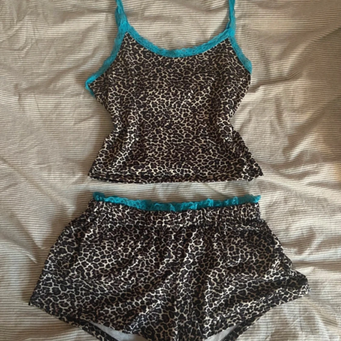 Leopardmönstrad pyjamas med spetsdetaljer