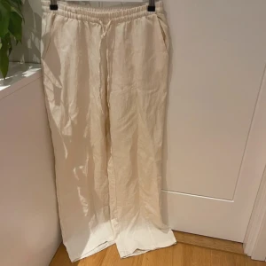 Linnebyxor/ palozzobyxor zara - Säljer dessa linnebyxor från zara då de inte längre kommer till användning. De är väldigt luftiga och sköna med vida ben samt väldigt långa i benen. Lite för långa på mig som är 164 cm.