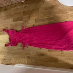 Rosa långklänning från Chiquelle - Säljer en snygg rosa långklänning. Klänningen har en ribbad struktur och cut outs i midjan. Perfekt för sommarens varma dagar. Använd en gång🩷🩷