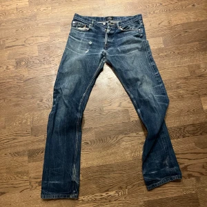A.P.C. Jeans. - Supersnygga  A.P.C jeans med sjukt snygg slitning! Storlek 31.