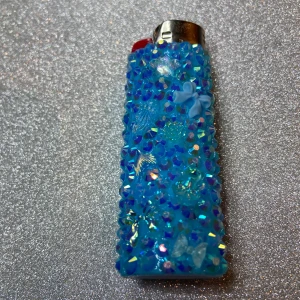 LIGHT BLUE GEMS - lighter - ⭐️ 1st Refillable BIC MAXI LIGHTER med gems och charms⭐️