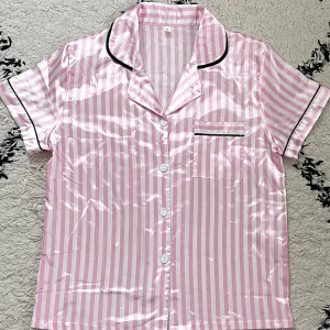Rosa pyjamas set  - Rosa Victoria Secret inspirerad satin pyjamas set från SHEIN. Lite statisk. Köpt för 130kr, endast använd 2-3 gånger. Nyskick! 