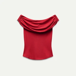 zara topp OANVÄND  - Oanvänd röd off-shoulder topp!!! Med fina detaljer på sidan!! Har inte kommit till användning ❤️‍🔥❤️‍🔥