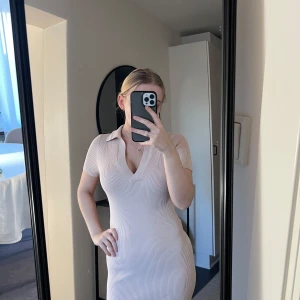 Beige ribbad klänning från NA-KD - Klänning från Chiquelle  Strl XS/S Aldrig använd. 📷 Säg till om du vill ha fler bilder så fixar jag det. 💸 Vid snabb affär kan ja tänka mig att sänka priset. ✉️ Köparen står för frakten. 📍 Kan mötas upp i Tyresö.