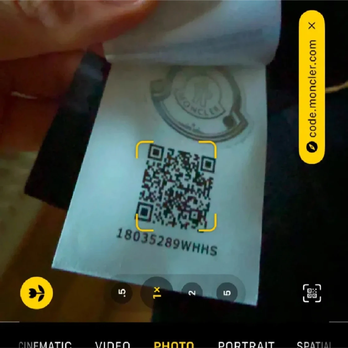 Svart jacka med huva från Moncler - 2