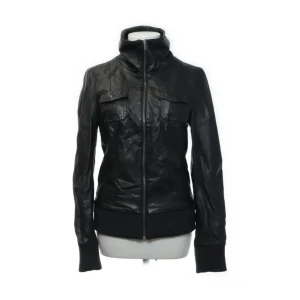 Svart skinnjacka från ONLY - Snygg svart skinnjacka från ONLY med dragkedja framtill och hög krage. skriv för fler bilder🫶🏻