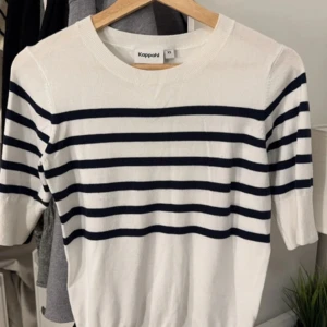 Vit och marinblå randig tröja från Kappahl - Säljer en stilren vit tröja från Kappahl med marinblå ränder. Nästan aldrig använt.