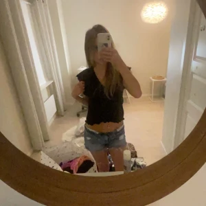 Supersöt Svarttopp - Hej! Säljer denna såå himla söta svarta toppen. Den har inga defekter och är endast använd 2 ggr därav i superbra skick! Den passar perfekt till ett par jeansshorts eller några jeans! Om ni skulle ha några frågor är det bara att höra av er, annars går det superbra att köpa genom ”köp”.