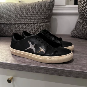 Svarta Arigato sneakers - Intressekoll på mina Arigato skor. De finns ej kvar i sortimentet o är köpta 2021. Lite slitna men i fint skick, fler bilder går absolut att få💗