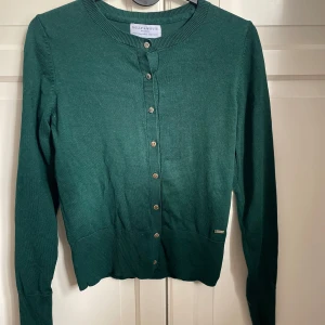 Grön kofta från Holly & Whyte - Finstickad kofta från Lindex! Super fin och bra kvalitet, använd men inga defekter och fortfarande så gott som ny!💕 Ordinarie pris 349kr. Normal i storleken!