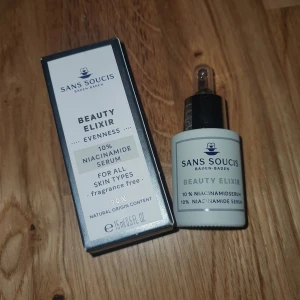 Serum  - Sans Soucis Beauty Elixir med 10% niacinamid är ett serum för alla hudtyper. Det är doftfritt. Perfekt för att jämna ut hudtonen och ge en fräsch känsla. Helt ny och oanvänd!