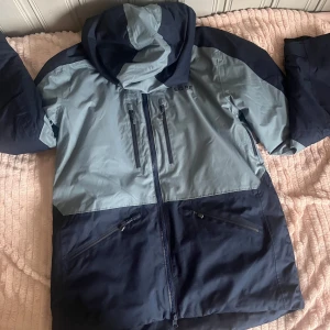 Skidjacka  - Oanvänd skidjacka från EQPE