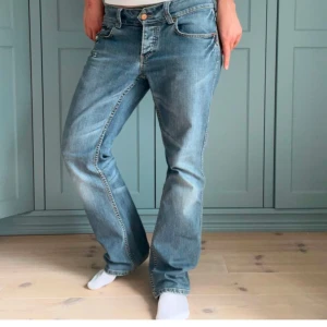 Blå jeans - Säljer ett par klassiska blå jeans. Perfekta för en avslappnad stil. Säljer då de tyvärr är för stora i midjan