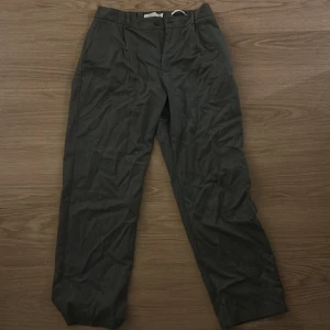 Grå byxor från Bershka - Snygga grå byxor från Bershka i en avslappnad wide stil. Byxorna har en elastisk midja för extra komfort och är perfekta för en casual look. Tillverkade i ett mjukt material som ger en skön känsla hela dagen.