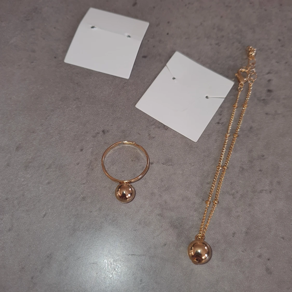 Smyckeset med ring och halsband - 1