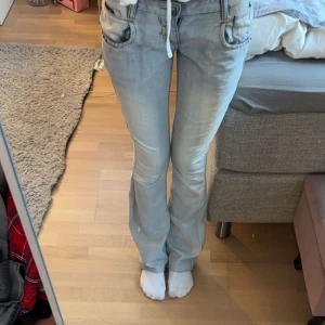 Ljusblå bootcut jeans  - Snygga ljusblå lågmidjade  bootcut jeans med dekorativa fickor. Perfekta för en avslappnad stil med en touch av retro. Passar bra till sneakers eller boots, väldigt stretchiga och passar mig som är 169