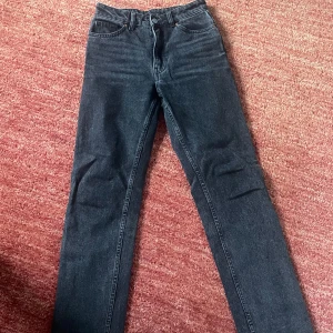 Svarta jeans - Svarta jeans. De har en rak passform. Storlek 25. Från monki. Jättebra skick 