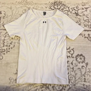 Under Armour t-shirts i svart och vit - Säljer två snygga Under Armour t-shirts i storlek S. En i klassisk svart och en i stilren vit. Perfekta för träning med korta ärmar och bekvämt material. Loggan är diskret placerad på bröstet. Passar perfekt för en aktiv livsstil.