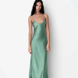 Grön långklänning från Zara - Elegant grön långklänning från Zara i satin med smala axelband. Helt ny med prislapp. Köpt för 400💚