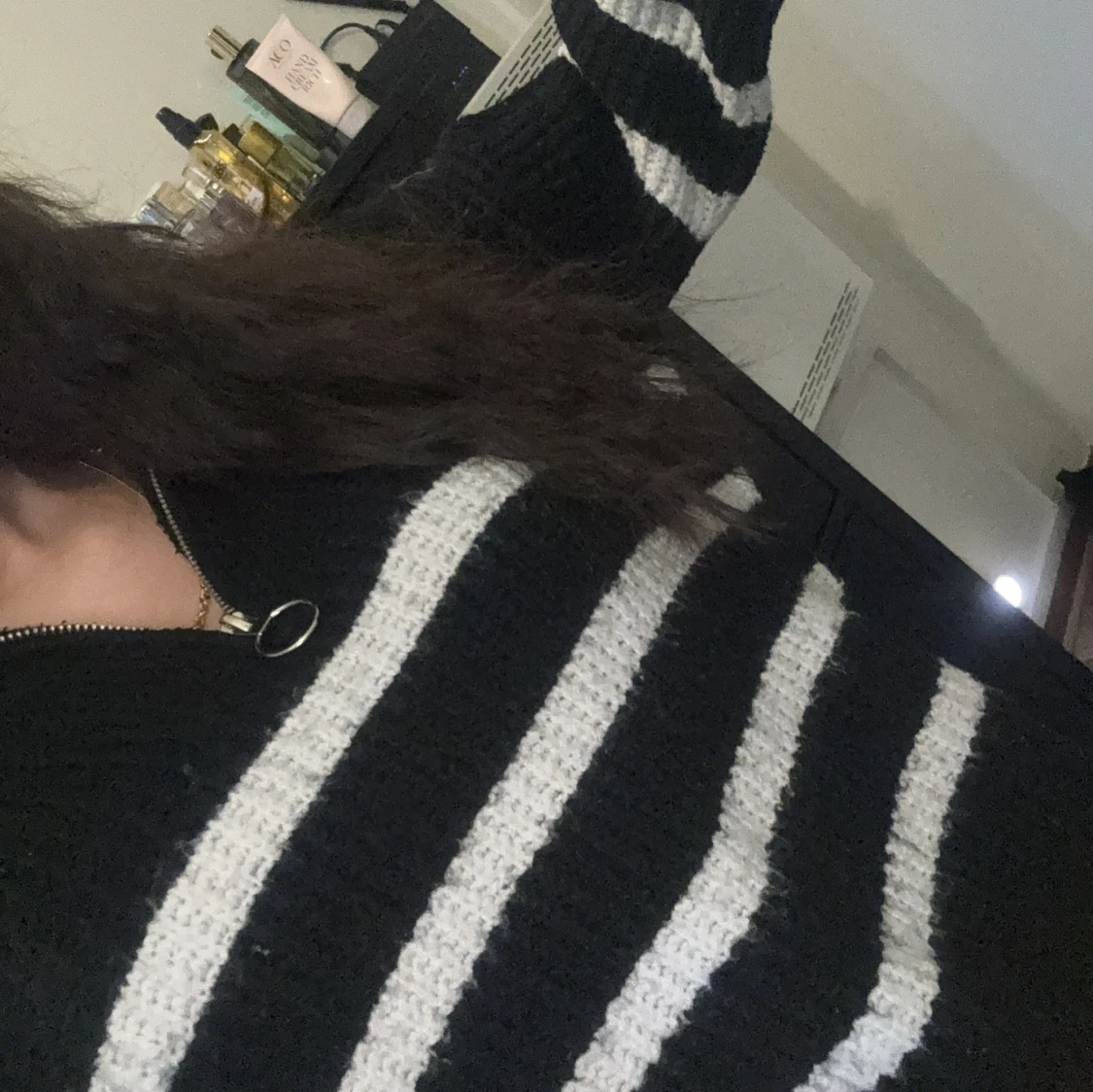 Svart och vit randig tröja med dragkedja - 1